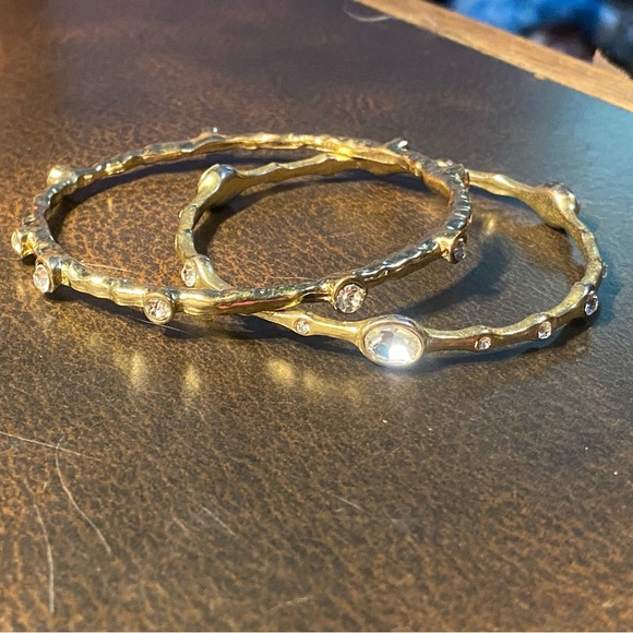 Vintage pair thin gold bangle bracelets, textured finish w/ABS crystals - Picture 7 of 9